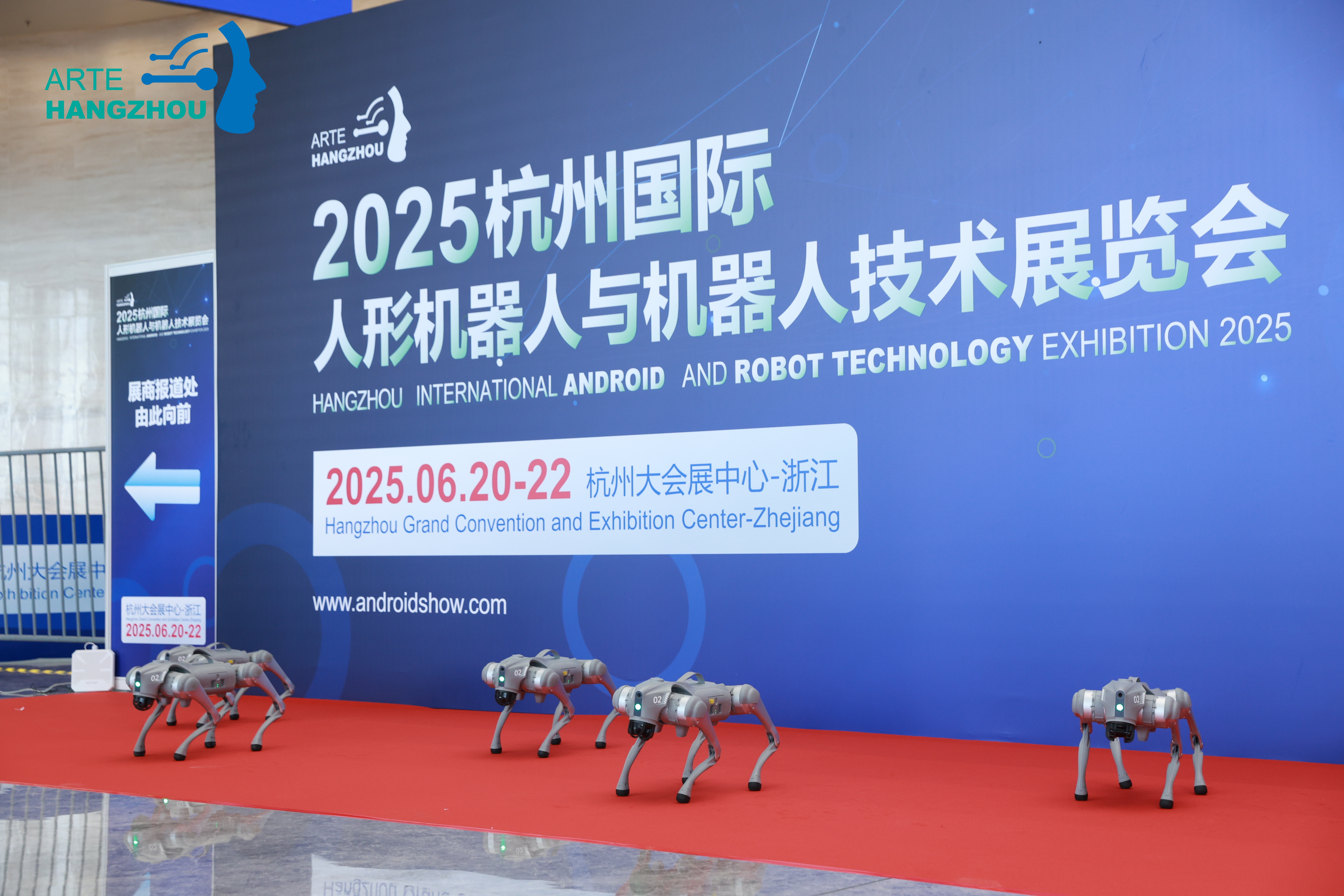 阿普奇雙腦控制器亮相杭州人形機器人展，賦能具身智能規模化落地